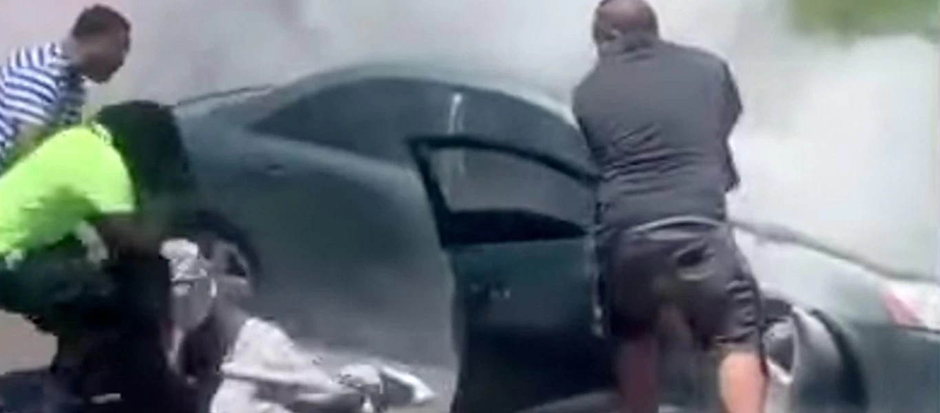 Περαστικός βγάζει οδηγό από φλεγόμενο αυτοκίνητο και γίνεται viral